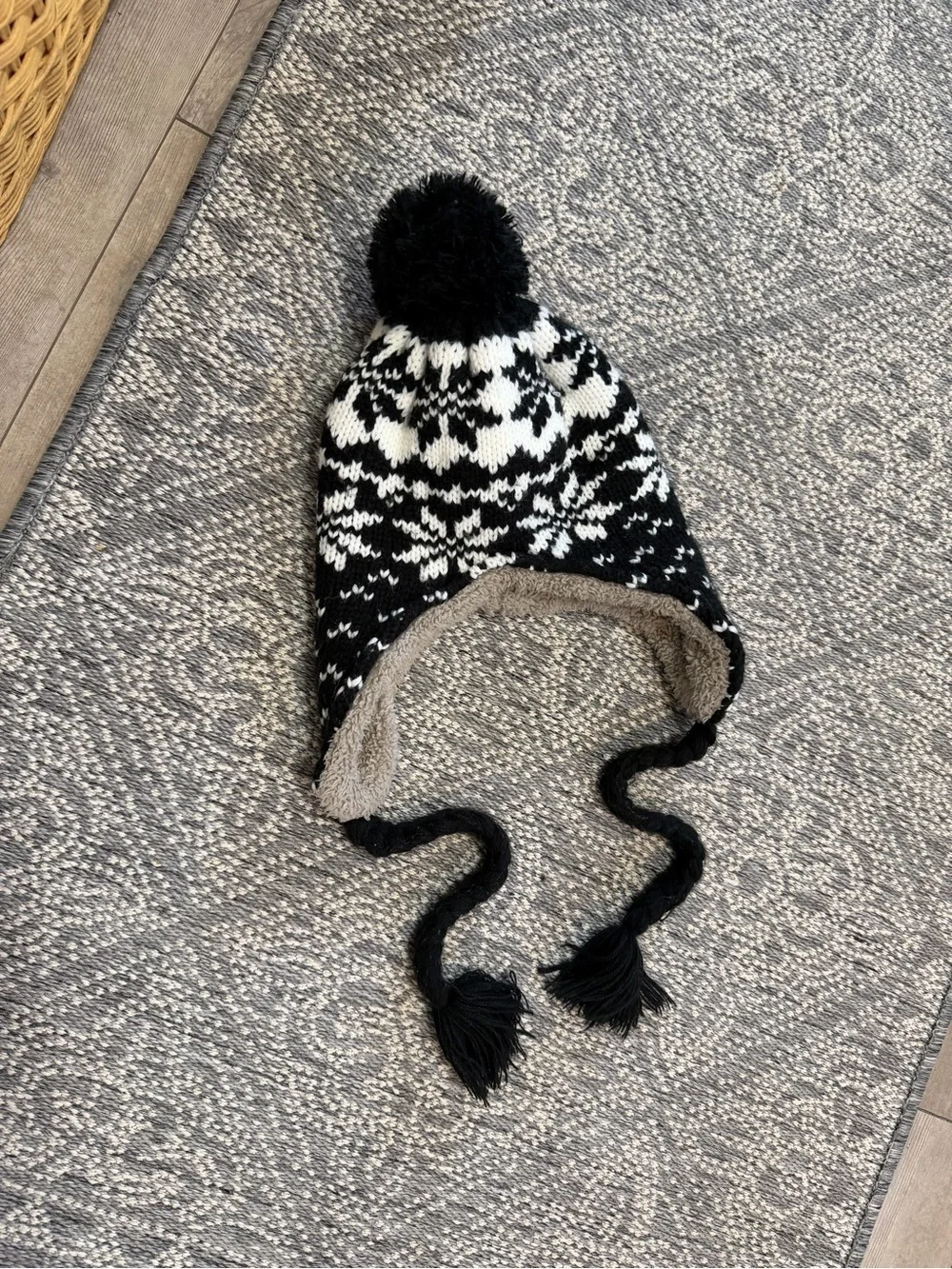 Peruvian-style winter hat features a Nordic snowflake pattern